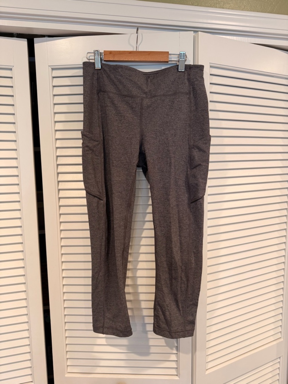 Women's High Rise Cropped Leggings in Gray